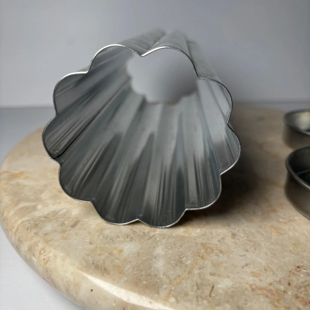 The Pampered Chef Flower Bread Tubed Silver Scalloped Mold